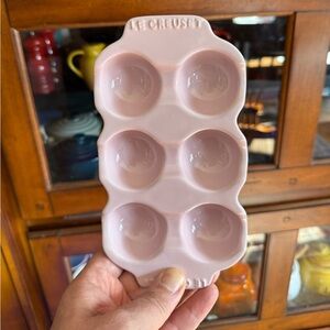 Le Creuset chiffon Pink Ceramic 6-Cup Egg Holder new with tags